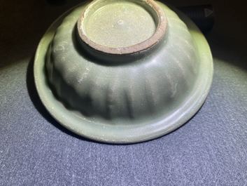 Une coupe en porcelaine de Chine c&eacute;ladon de Longquan &agrave; d&eacute;cor de 'deux poissons', Song
